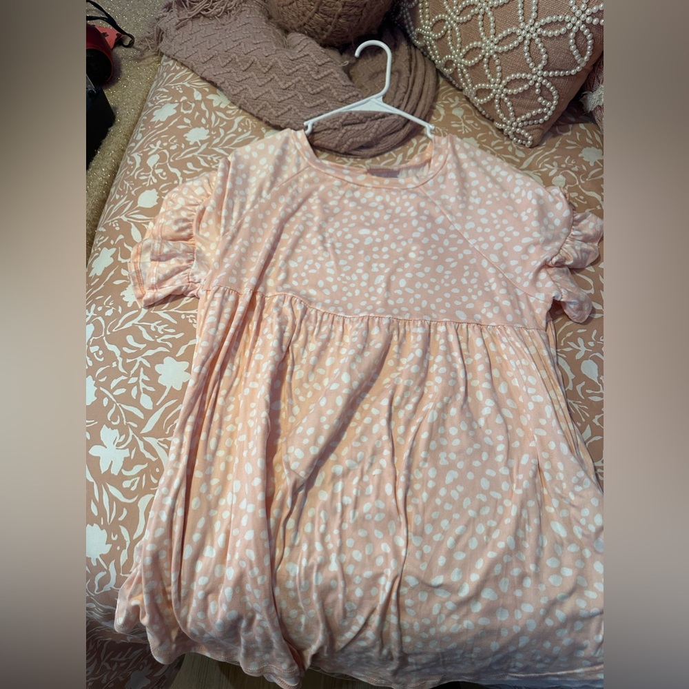Women’s Pink and White top